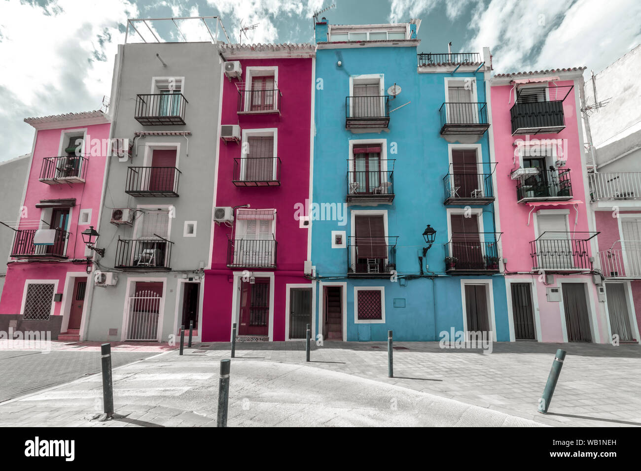 Luminosa cittadina balneare di Spagna. Paesaggio con graziosi edifici colorati. Villajoyosa, Costa Blanca, provincia di Alicante, Comunità Valenciana, Spagna Foto Stock