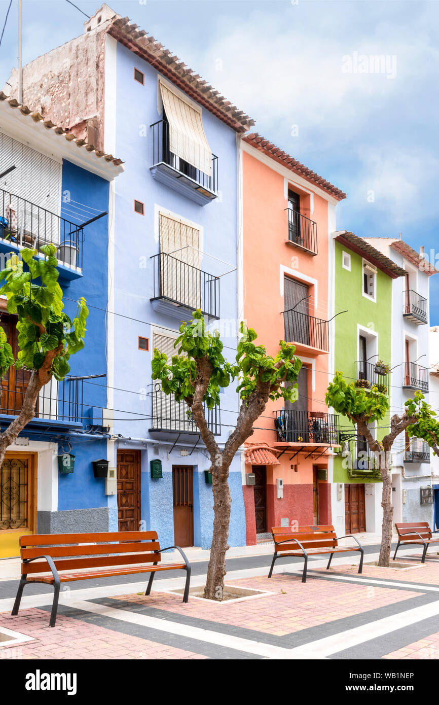 Strada del Mediterraneo con un luminoso case colorate. Paesaggio urbano. Villajoyosa, Costa Blanca, provincia di Alicante, Comunità Valenciana, Spagna Foto Stock