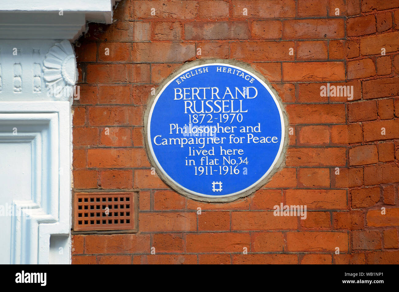 Londra, Inghilterra, Regno Unito. Blu Commemorative Plaque: Bertrand Russell 1872-1970 filosofo e attivista per la Pace ha vissuto qui in appartamento No.34 1911-1916 (3 Foto Stock