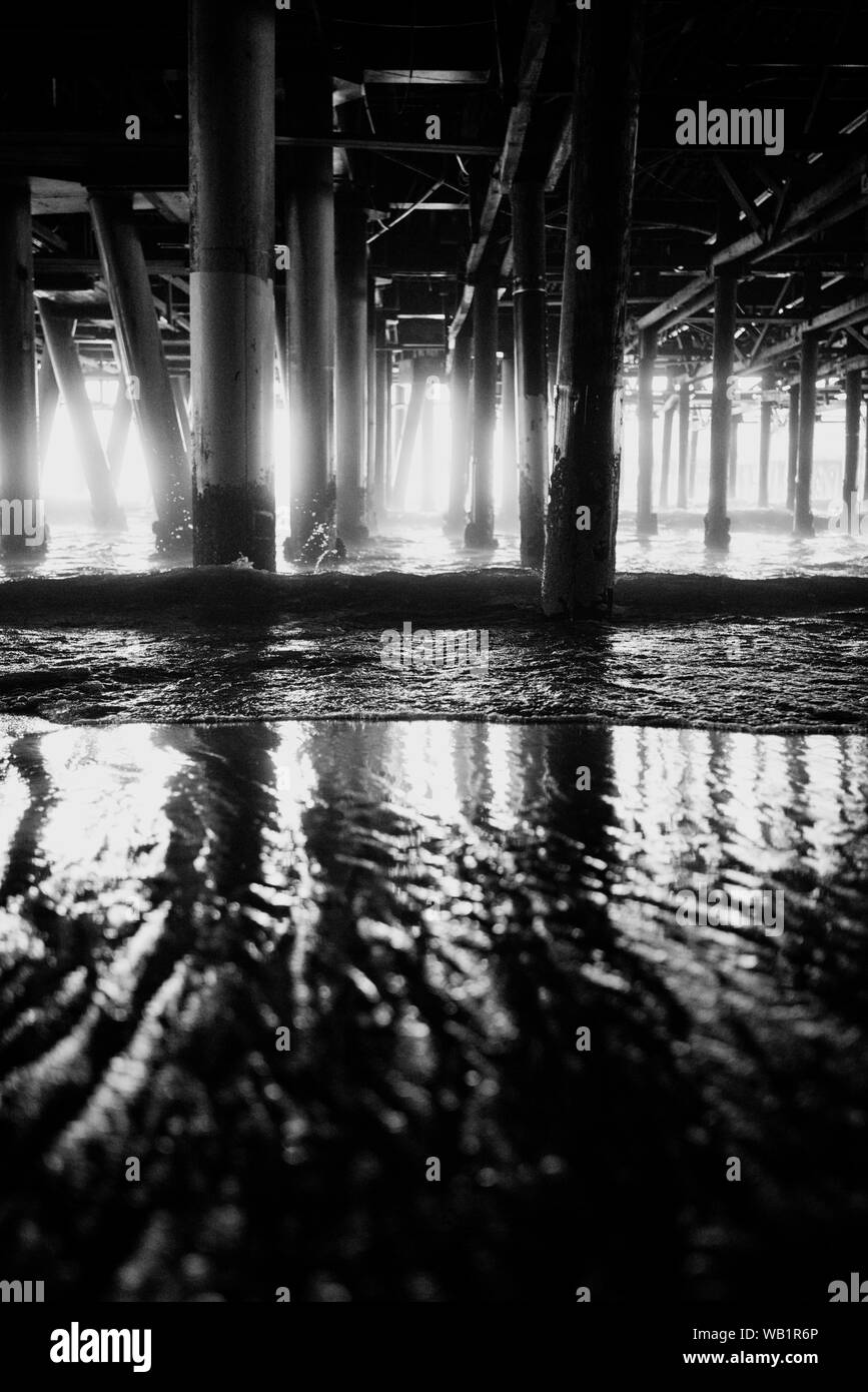 Bianco e nero isualizzare dei tralicci di Santa Monica Pier a Los Angeles Stati Uniti d'America Foto Stock
