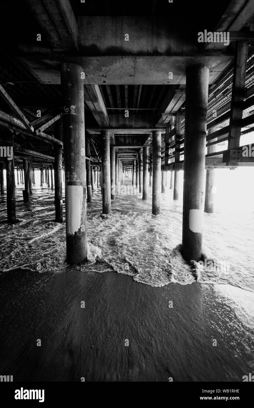 Bianco e nero isualizzare dei tralicci di Santa Monica Pier a Los Angeles Stati Uniti d'America Foto Stock