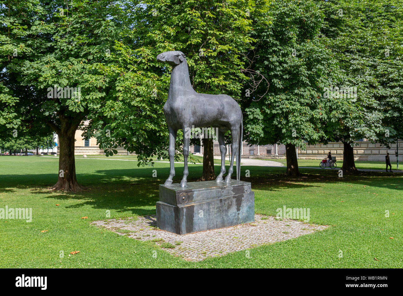 Trojanisches Pferd (Cavallo di Troia) scultura di Hans Wimmer fuori la Alte Pinakothek Museum di Monaco di Baviera, Germania. Foto Stock