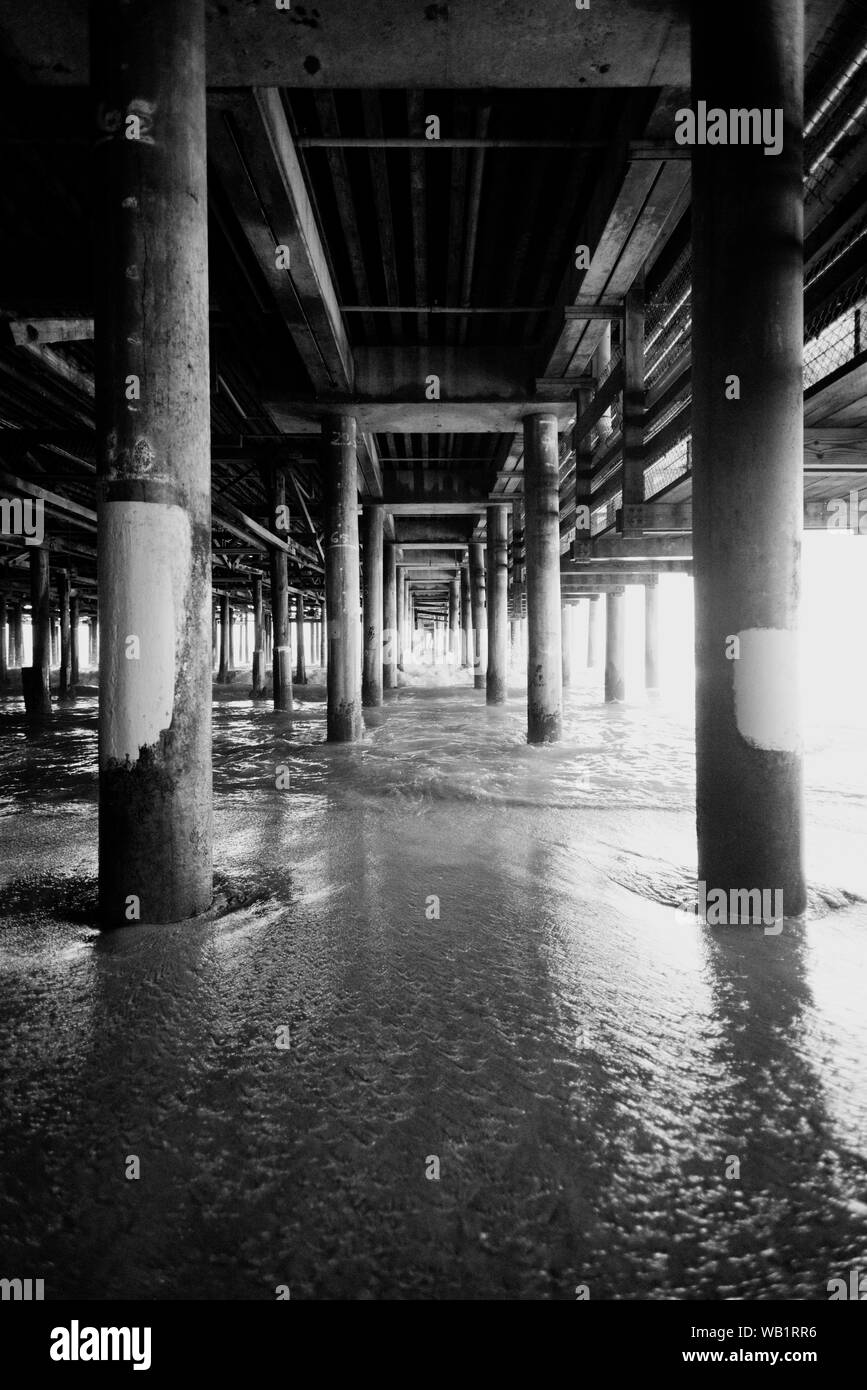 Bianco e nero isualizzare dei tralicci di Santa Monica Pier a Los Angeles Stati Uniti d'America Foto Stock