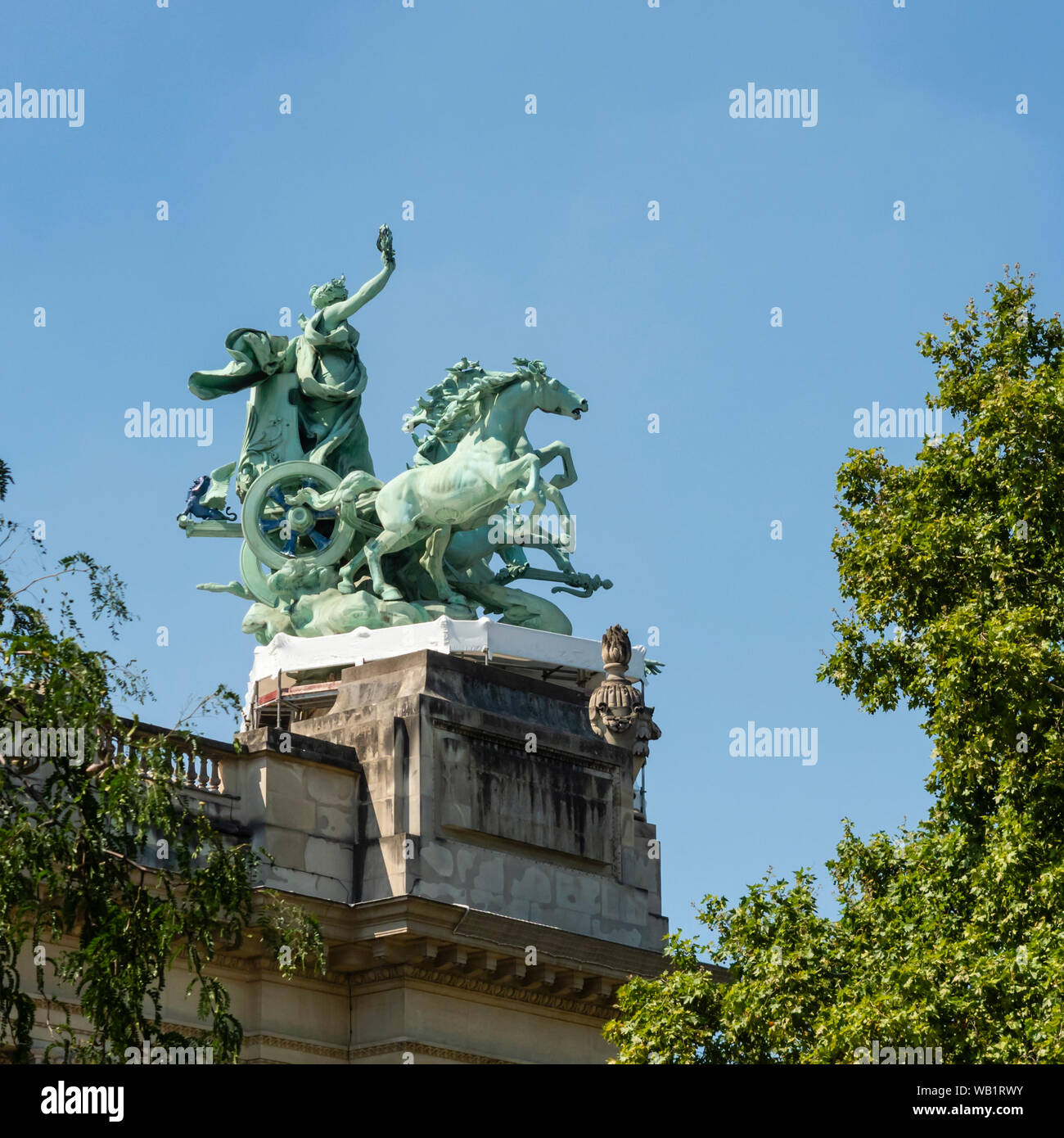 PARIGI, FRANCIA - 03 AGOSTO 2018: Statua Quadriga (cariota a quattro cavalli) al Grand Palais. Rappresentare il trionfo dell'armonia sulla discordia Foto Stock