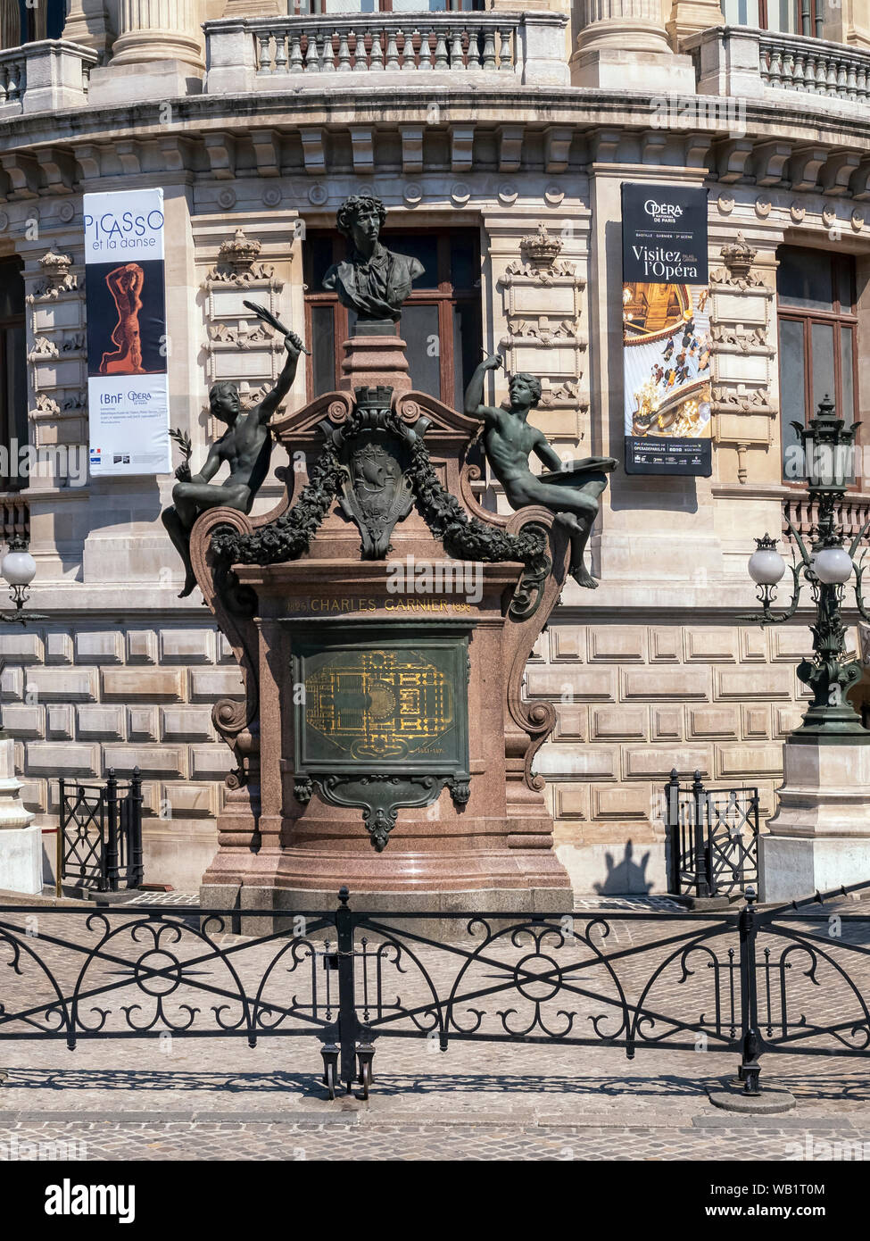 PARIGI, FRANCIA - 03 AGOSTO 2018: Monumento commemorativo del famoso architetto francese Charles Garnier fuori dal Palais Garnier Opera House Foto Stock