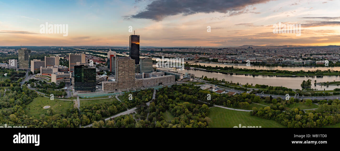 Una foto panoramica del centro internazionale di Vienna e la città stessa, al tramonto. Foto Stock