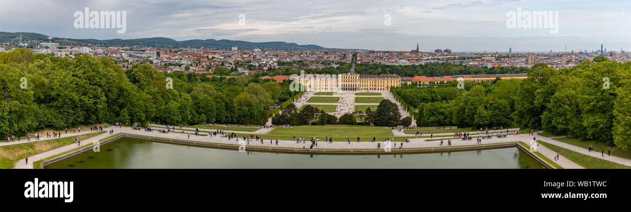 Una foto panoramica di Schönbrunn e la città di Vienna. Foto Stock