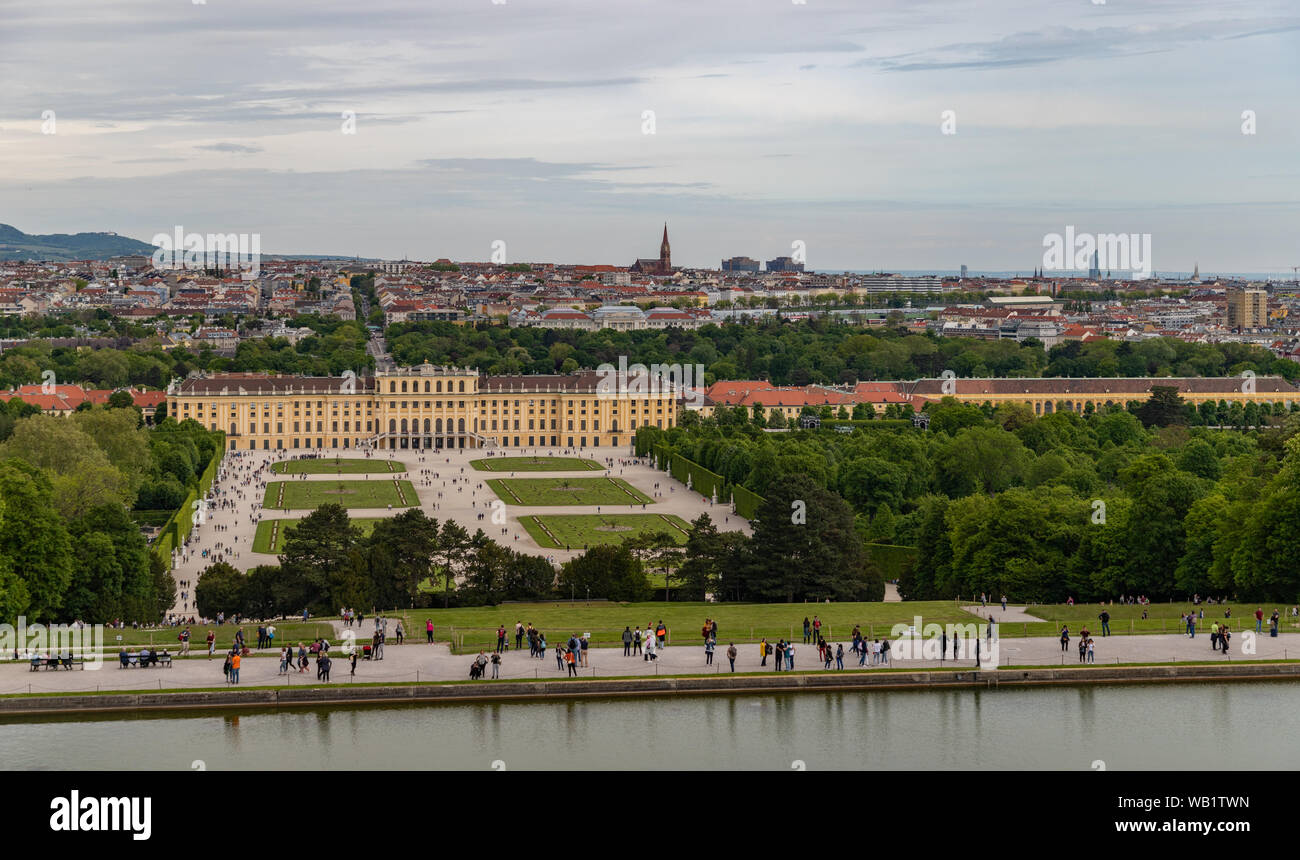 Una foto di Schönbrunn con il palazzo principale e i suoi giardini. Foto Stock