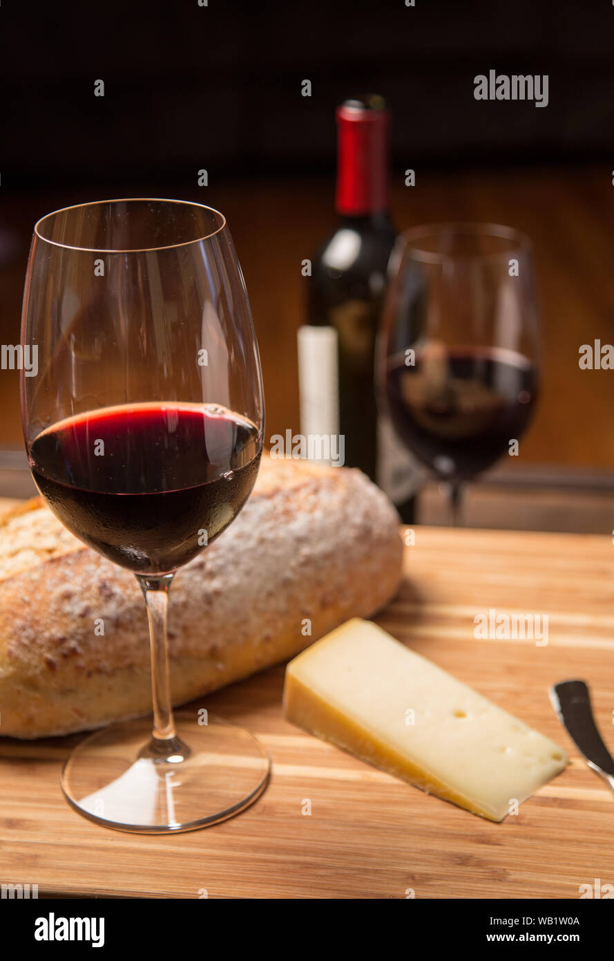 Il vino rosso, pane e formaggio in verticale Foto Stock