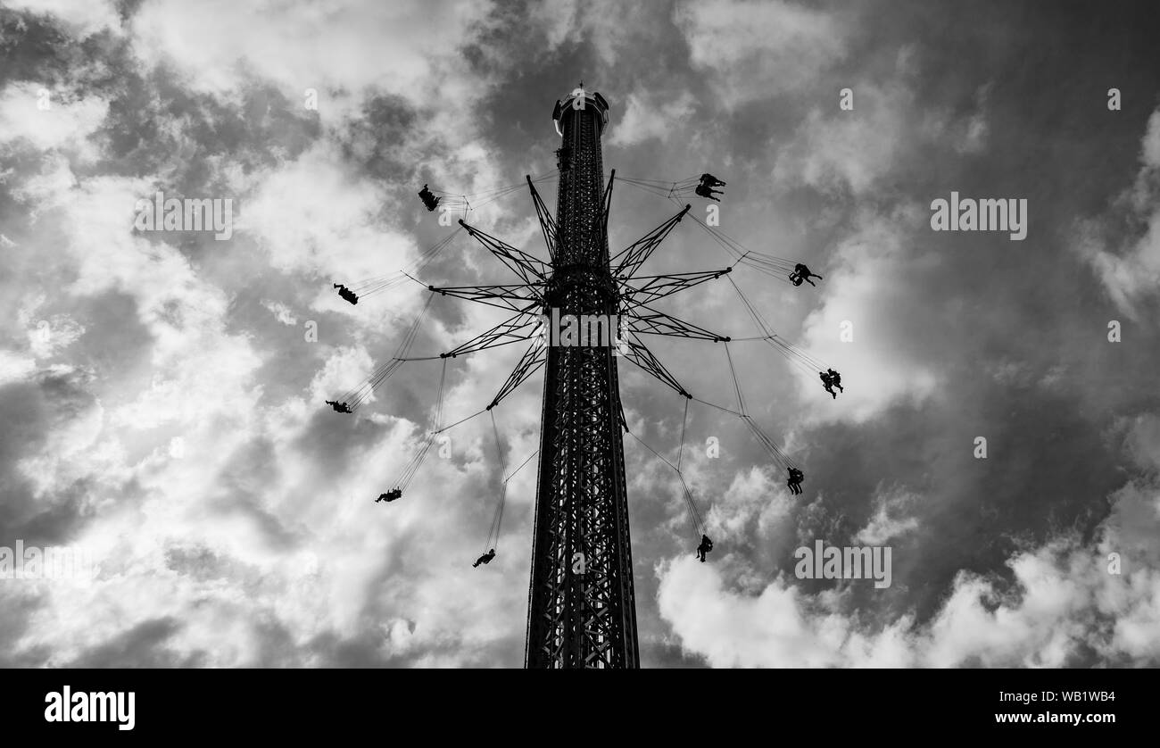 Una foto in bianco e nero del Prater Turm, nel parco di divertimenti Prater. Foto Stock
