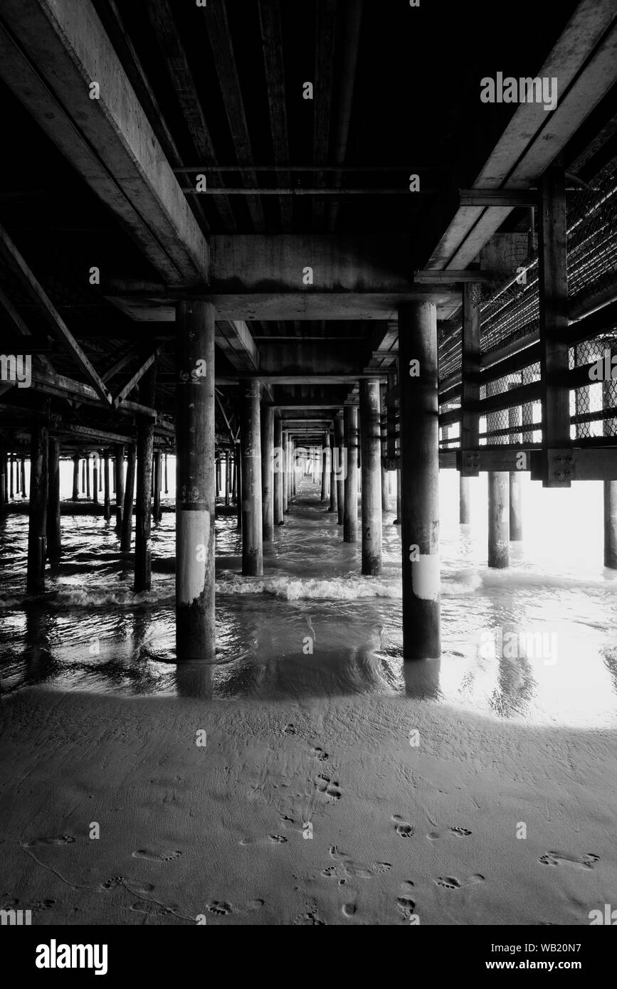 Bianco e nero isualizzare dei tralicci di Santa Monica Pier a Los Angeles Stati Uniti d'America Foto Stock