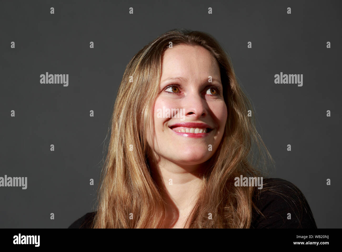 Edinburgh, Regno Unito. Il 23 agosto 2019. Inglese scrittrice femminista, Laura Bates assiste una foto chiamata a Edinburgh International Book Festival. Pak@ Mera/Alamy Live News Foto Stock