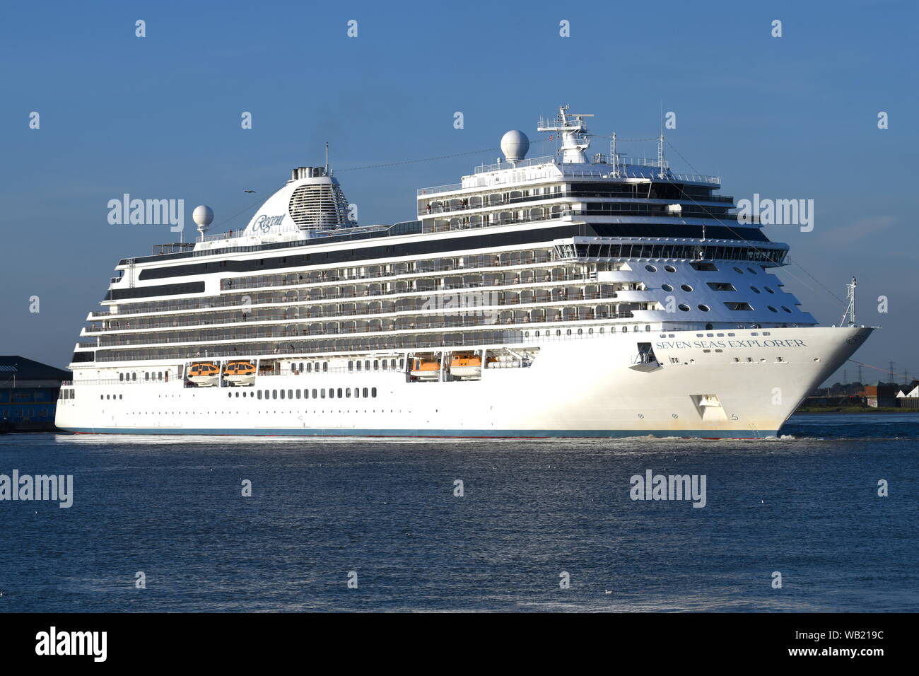 Seven Seas Explorer una lussuosa nave da crociera, parte dal Terminal Internazionale delle Crociere di Londra Tilbury. Foto Stock