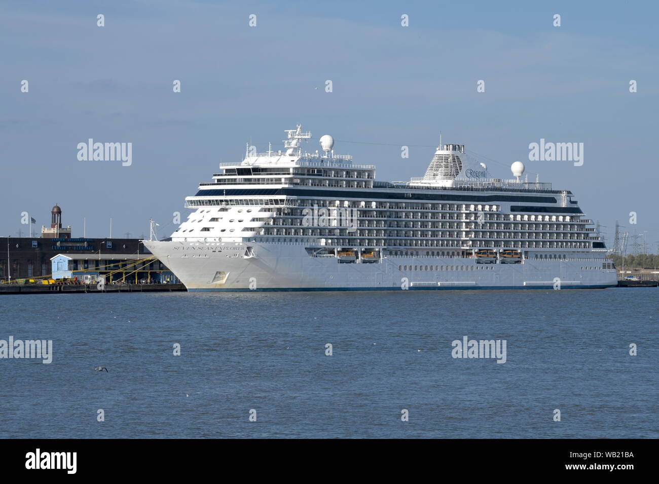 Seven Seas Explorer una nave da crociera di lusso, ormeggiata al Terminal Internazionale delle Crociere di Londra Tilbury. Foto Stock