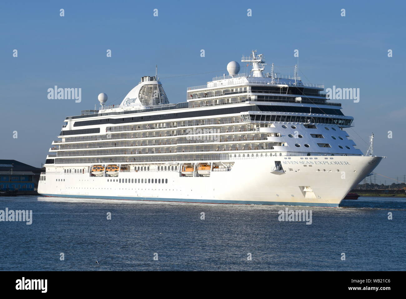 Seven Seas Explorer una lussuosa nave da crociera, parte dal Terminal Internazionale delle Crociere di Londra Tilbury. Foto Stock