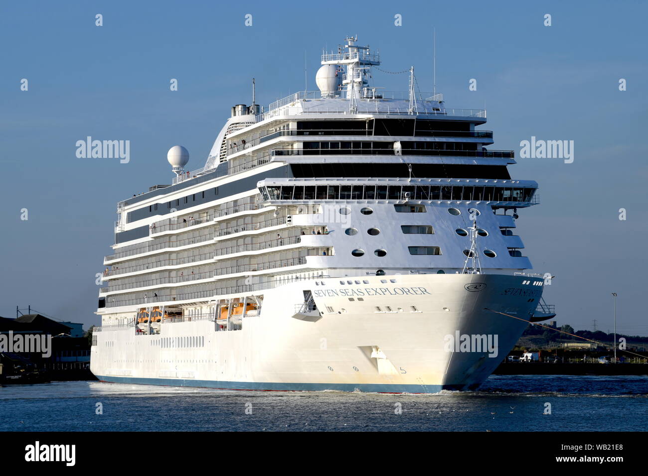 Seven Seas Explorer una lussuosa nave da crociera, parte dal Terminal Internazionale delle Crociere di Londra Tilbury. Foto Stock