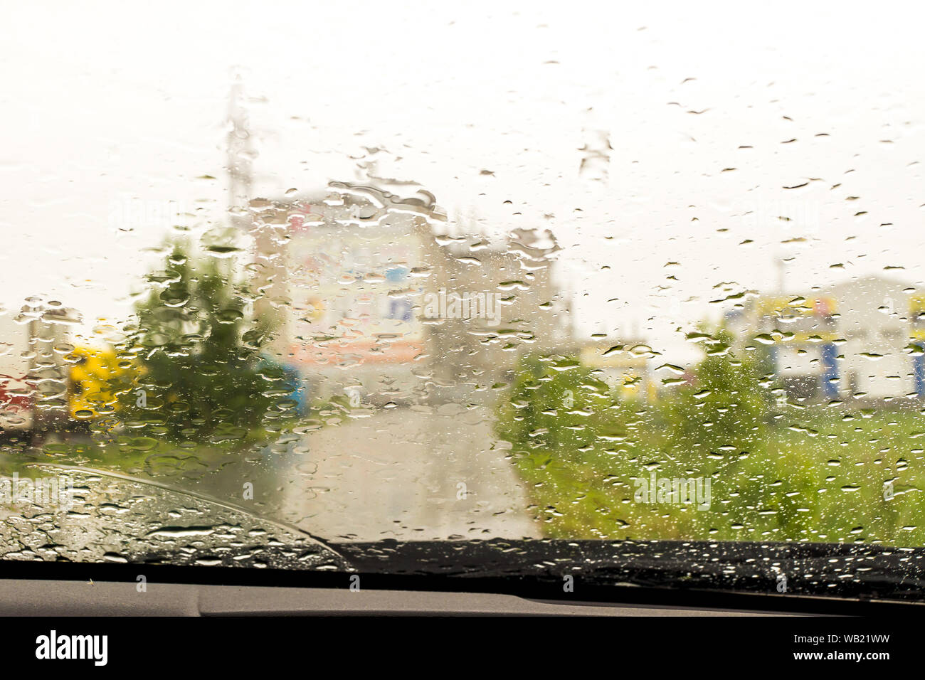 Heavy Rain al di fuori della finestra di auto, strada e l'erba, il fuoco selettivo Foto Stock