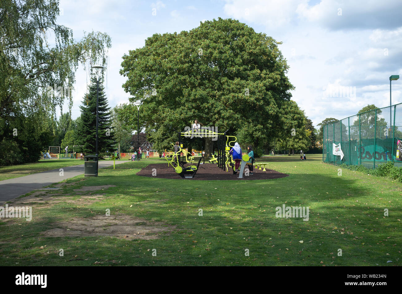Sale Hill Park, Slough, Berkshire, Regno Unito - un parco giochi per bambini e ragazzi. La città è ben servita con spazi verdi e di aree di gioco. Foto Stock