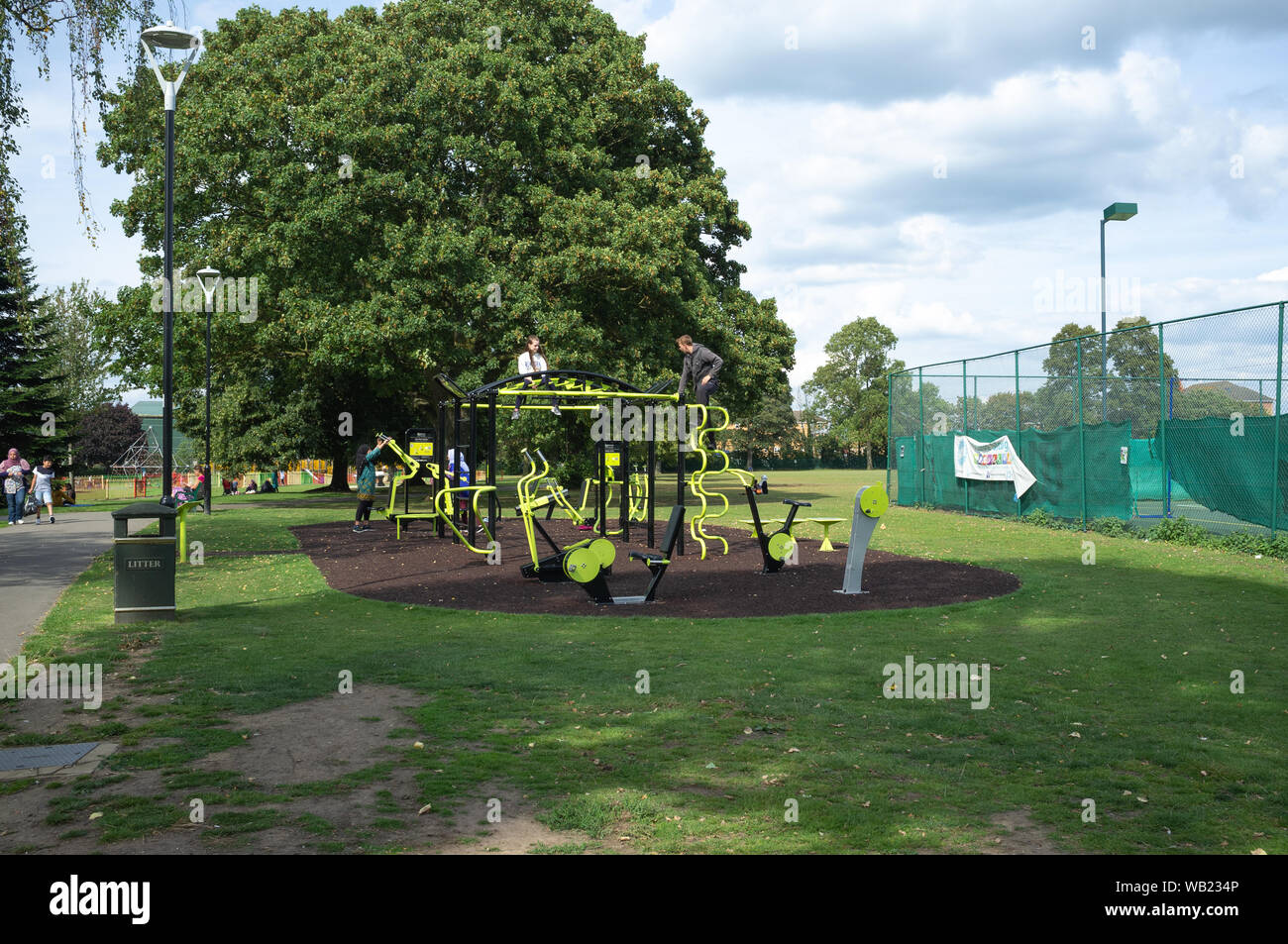 Sale Hill Park, Slough, Berkshire, Regno Unito - un parco giochi per bambini e ragazzi. La città è ben servita con spazi verdi e di aree di gioco. Foto Stock