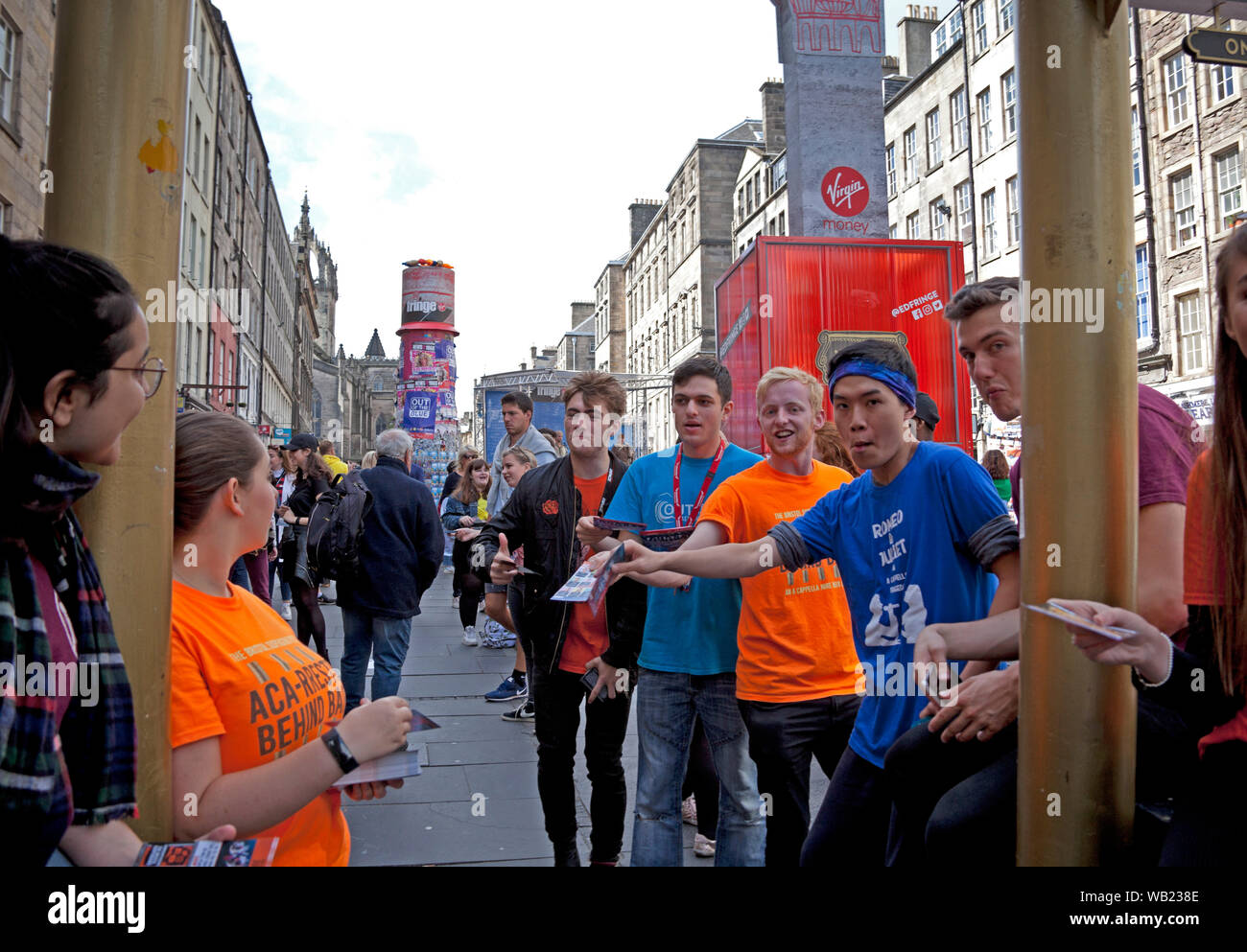 Il Royal Mile di Edimburgo, Scozia, Regno Unito. Il 23 agosto 2019. Ypung cast membri distribuire volantini per la loro mostra all'ingresso alla High Street. Foto Stock