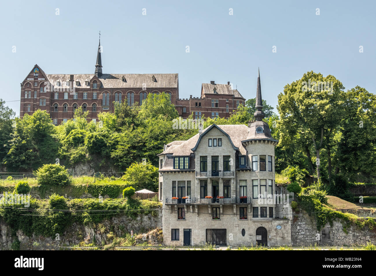 Dinant, Belgio - 26 Giugno 2019: pietra rossa antico convento dei Cappuccini, ora albergo, museo e administratif edificio e Villa Mouchenne, top res Foto Stock