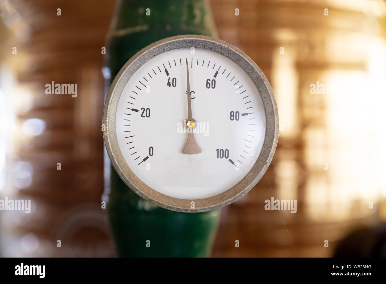 Termometro industriale, indicatore di temperatura, controllo scala celsius, vecchio, comporre, sfocatura dello sfondo industriale Foto Stock
