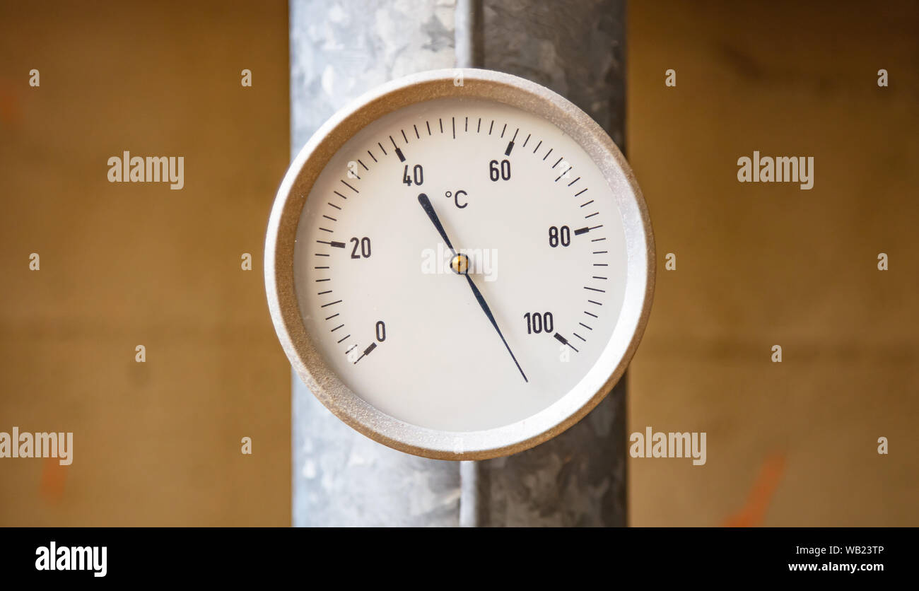 Termometro industriale, indicatore di temperatura, controllo scala celsius, vecchio, comporre, sfocatura dello sfondo industriale Foto Stock