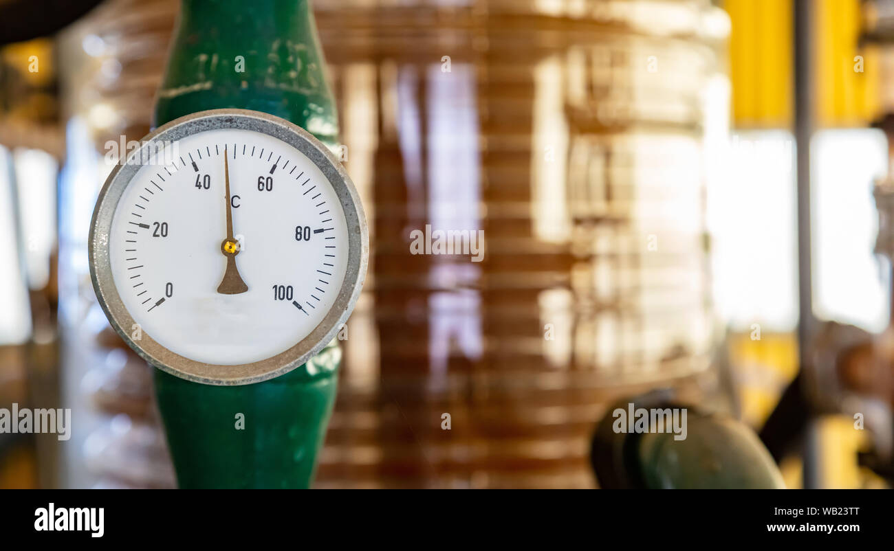 Termometro industriale, indicatore di temperatura, controllo scala celsius, vecchio, comporre, sfocatura dello sfondo industriale Foto Stock