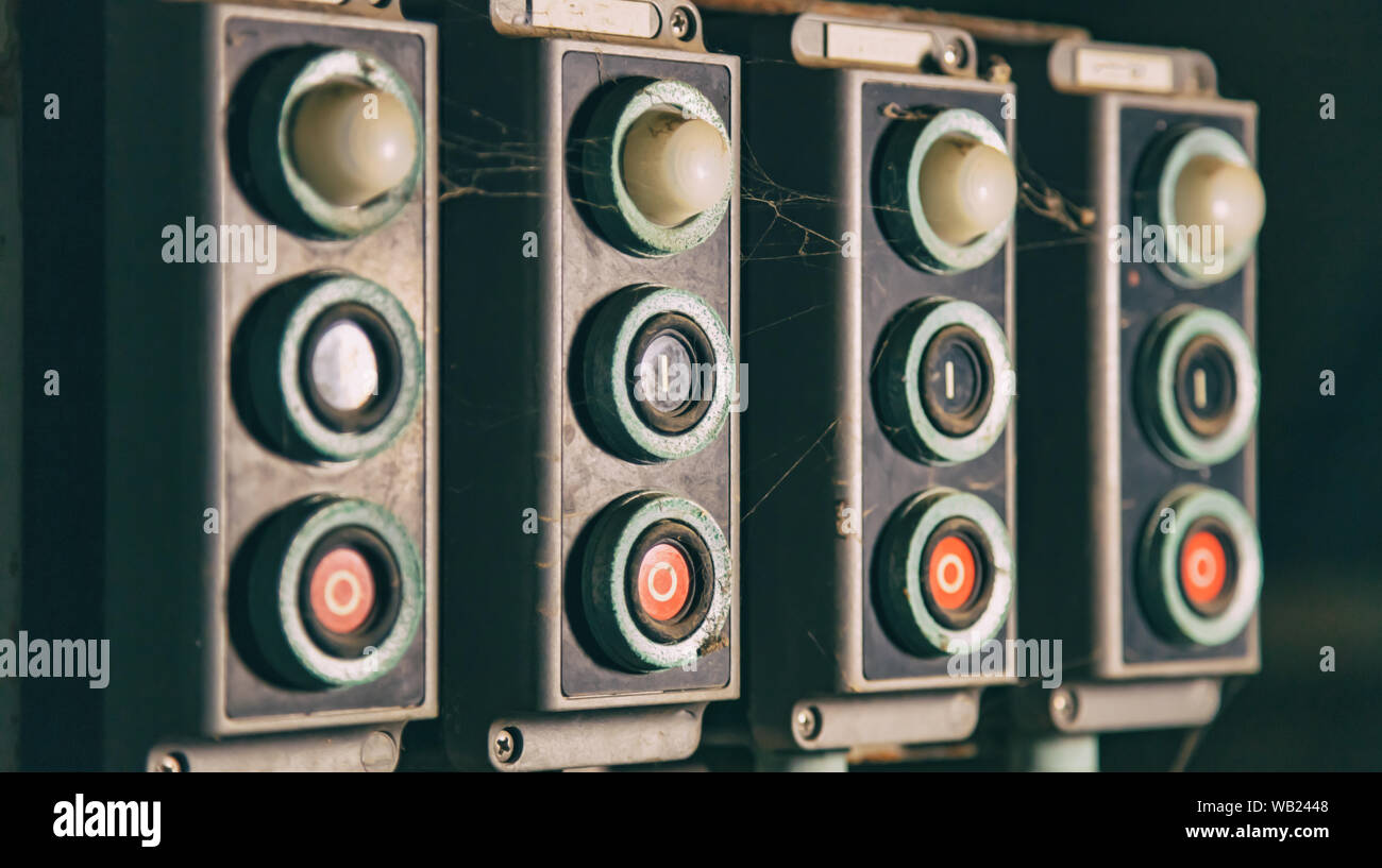 Avvio e arresto del concetto. Spingere i pulsanti, gli interruttori vecchi retrò, pannello di controllo industriale vista closeup sfondo Foto Stock