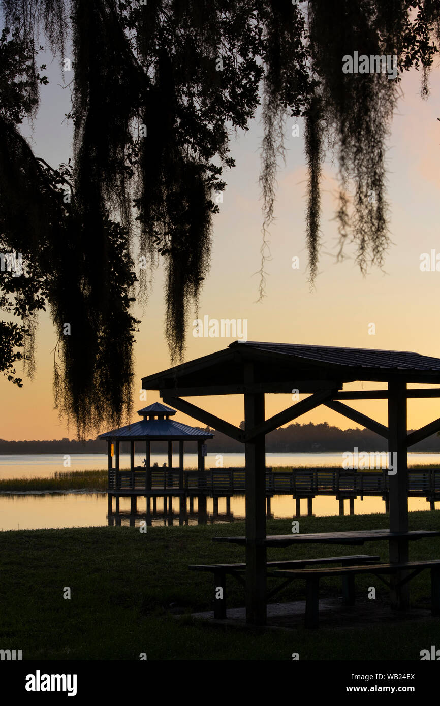 Un piccolo lago in un Central Florida comunità di pensione Foto Stock