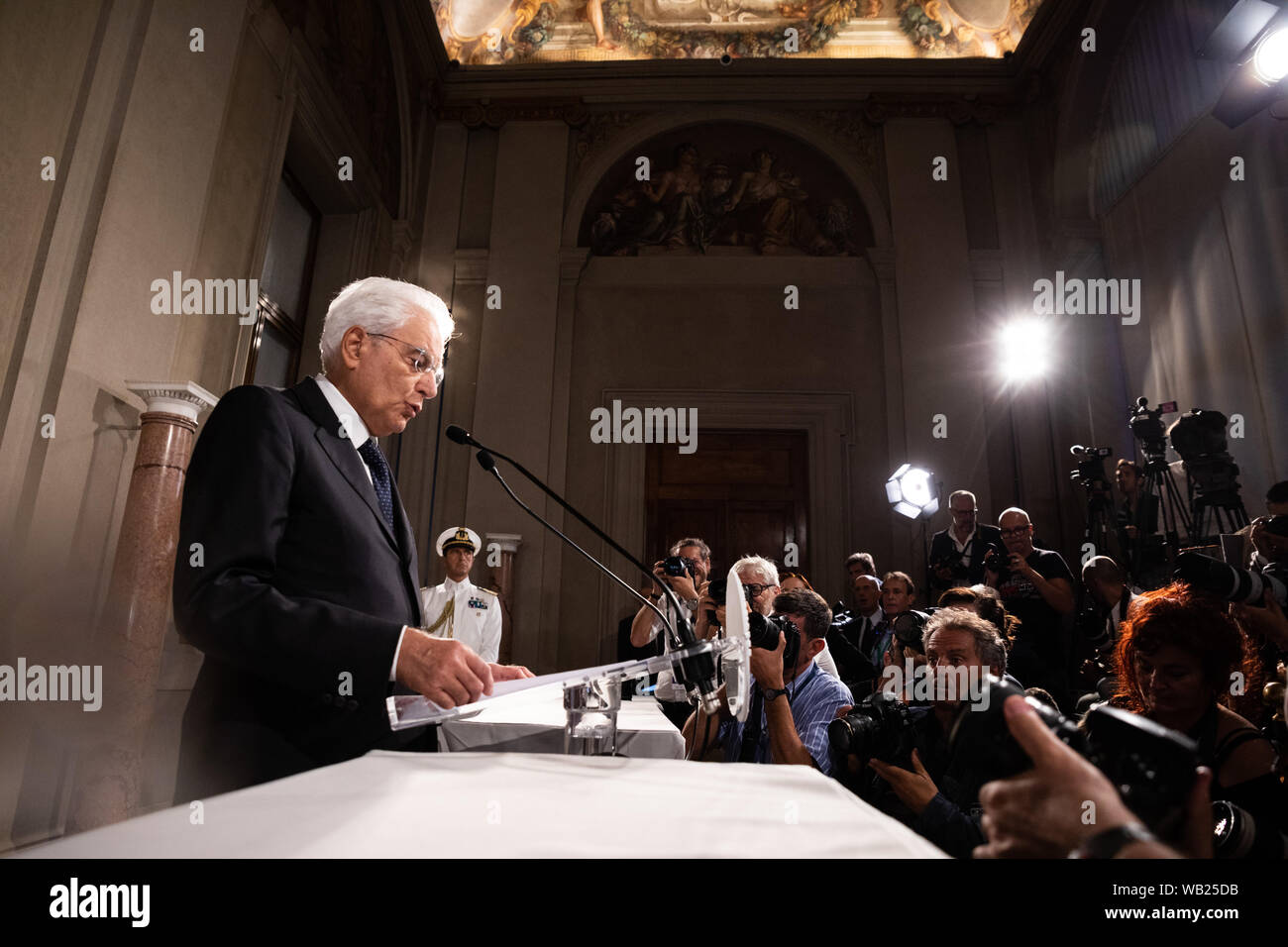 Il Presidente Italiano Sergio Mattarella parla ai media dopo una riunione con i partiti politici per la seconda giornata di consultazioni per la formazione del nuovo governo al palazzo del Quirinale. Foto Stock