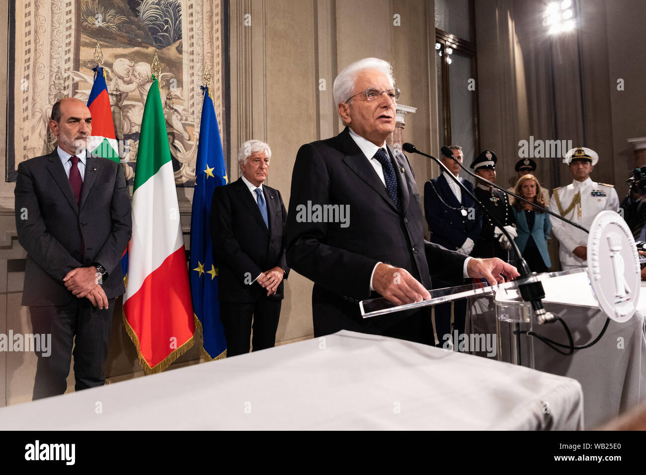 Il Presidente Italiano Sergio Mattarella parla ai media dopo una riunione con i partiti politici per la seconda giornata di consultazioni per la formazione del nuovo governo al palazzo del Quirinale. Foto Stock