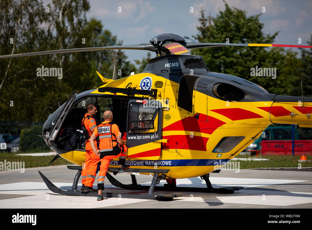 Polonia, Czestochowa - 06 agosto 2019: Air Ambulance (LPR) in azione presso la pista di atterraggio per aerei. Elicottero ec-135 e Air Ambulance in soccorso. Foto Stock