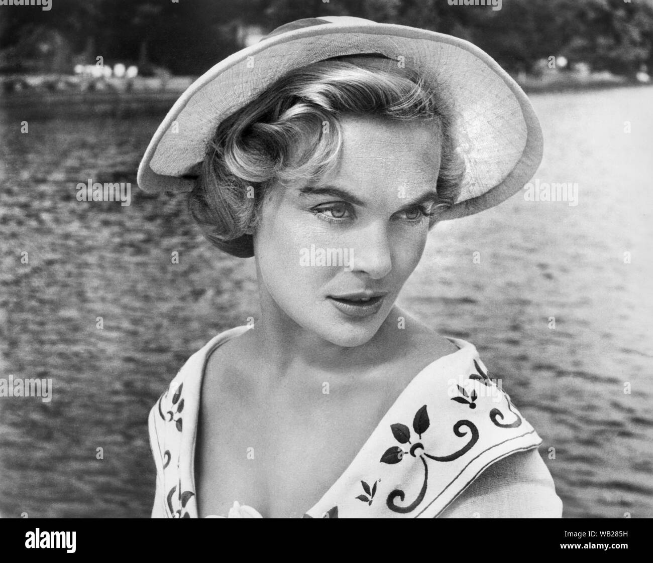 Shirley Eaton, sul set del film, "Tre Uomini in Barca", Romolo Film, 1956 Foto Stock
