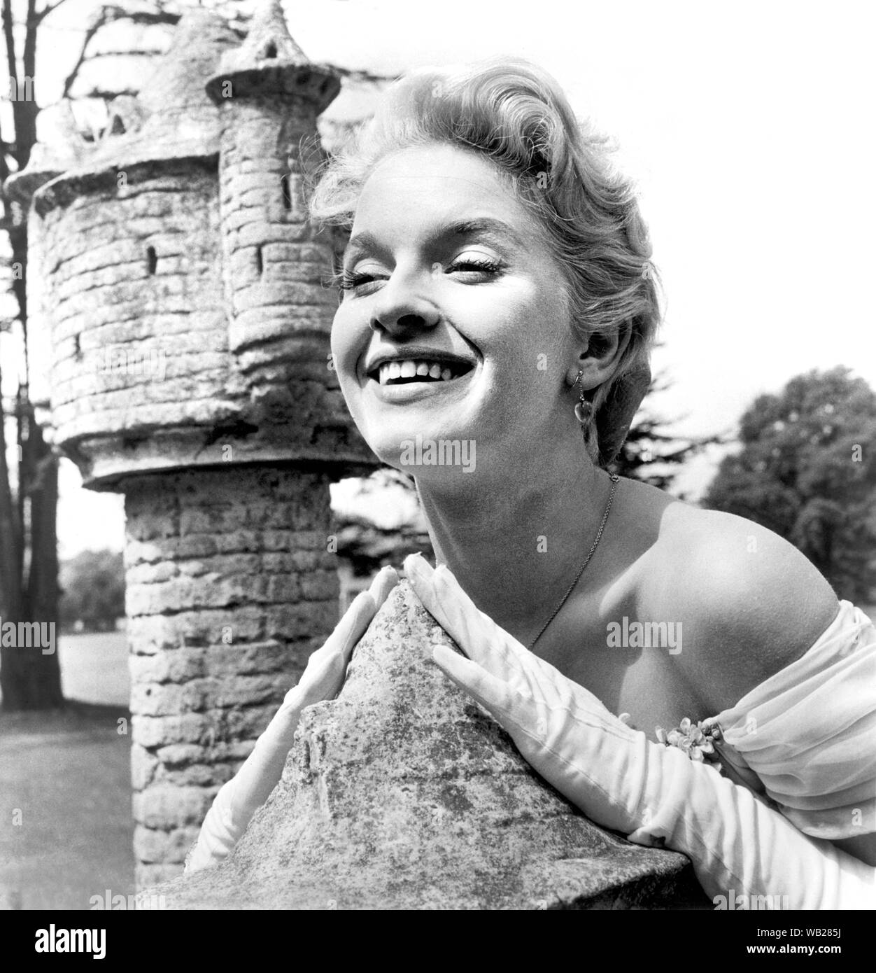 Shirley Eaton, sul set del film, "Tre Uomini in Barca", Romolo Film, 1956 Foto Stock