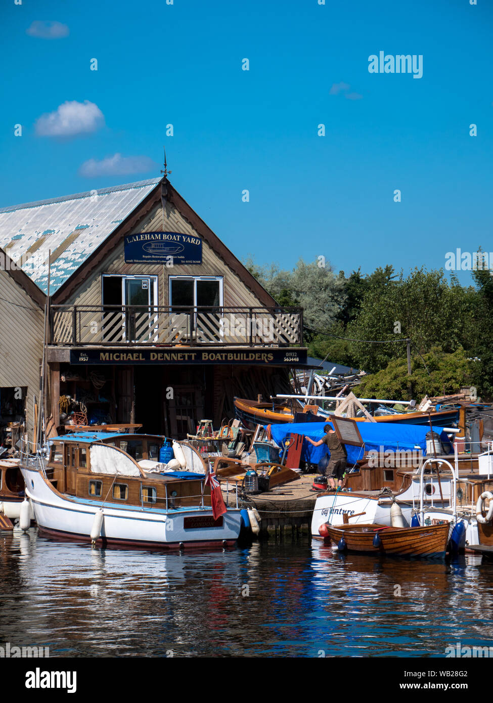 Barca tradizionale costruttori, Laleham Staines, il fiume Tamigi, Surrey, England, Regno Unito, GB. Foto Stock