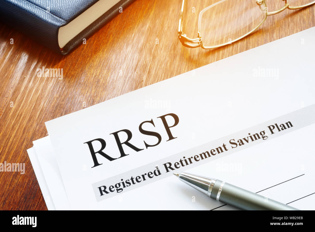 RRSP registrato il pensionamento piano di salvataggio di documenti su tavola. Foto Stock