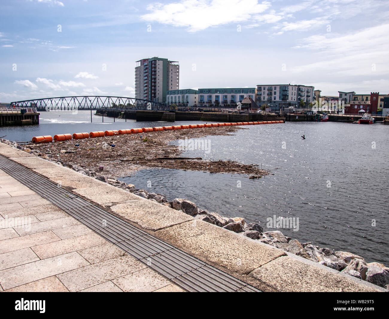 Barriera galleggiante il braccio per evitare che le barche di andare vicino al canale di scarico in corrispondenza della foce del fiume Tawe a Swansea, Wales, Regno Unito. Foto Stock