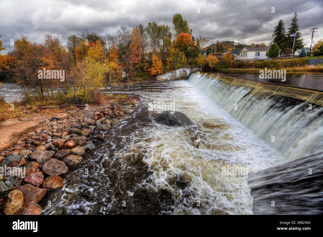 Una diga e del fogliame di autunno in Wilmington, New York Foto Stock