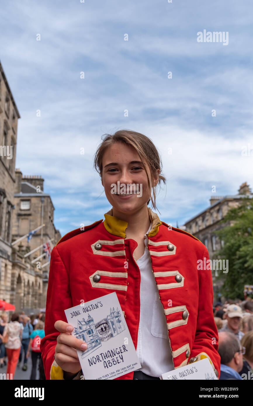 Edimburgo, Scozia, Regno Unito. 23 Agosto, 2019. Un esecutore sul Royal Mile promozione di Jane Austen's Northanger Abbey su presso l'Istituto Francese venue 168 durante la Edinburgh Fringe Festival. 17 enne Caterina vive una vita tranquilla nel paese con solo romanzi gotico per entusiasmo. Questo significa che fino a quando lei riceve un invito da parte della famiglia Tilney ad unirsi a loro in casa loro, Northanger Abbey. Catherine infine si sente come se lei è caduto in uno dei suoi romanzi preferiti, ma scopre presto le insidie di confondere realtà e finzione. Credito: Berretto Alamy/Live News Foto Stock