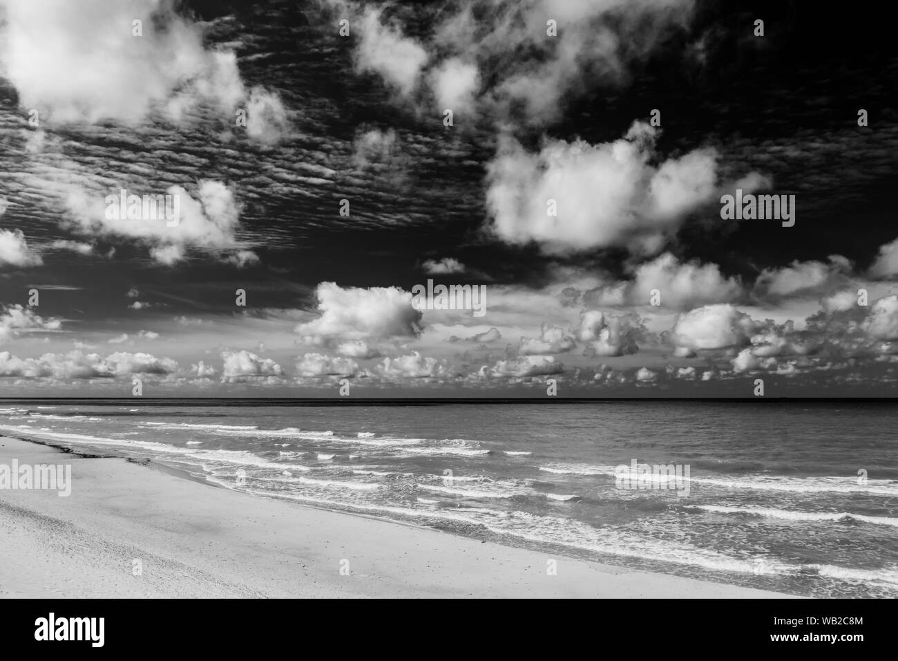 Bellissima vista del mare e della spiaggia di sabbia. Cielo nuvoloso. Foto Stock