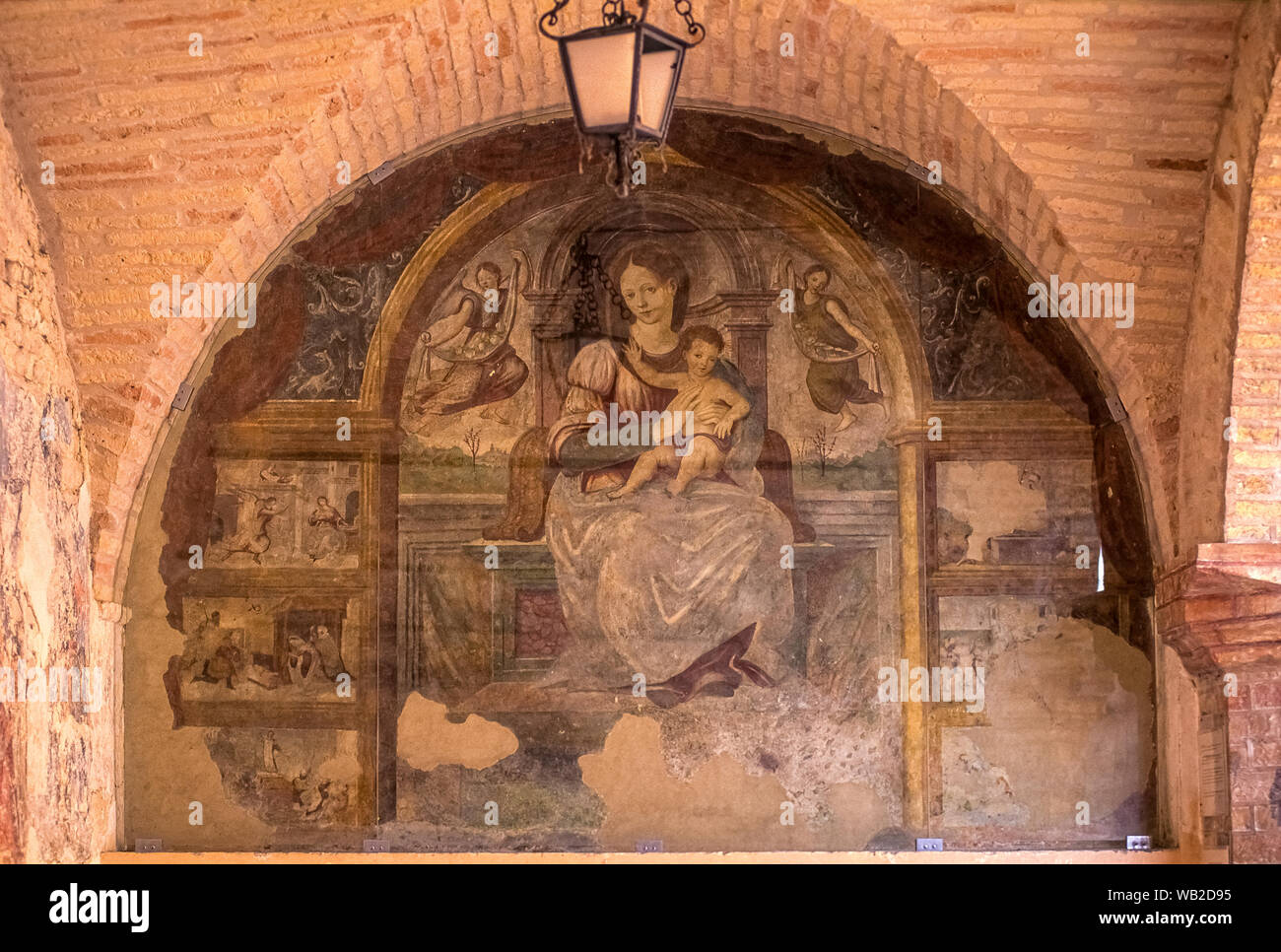 Italia Marche Moresco Piazza Castello - Madonna in trono con Bambino di Vincenzo Pagani Foto Stock