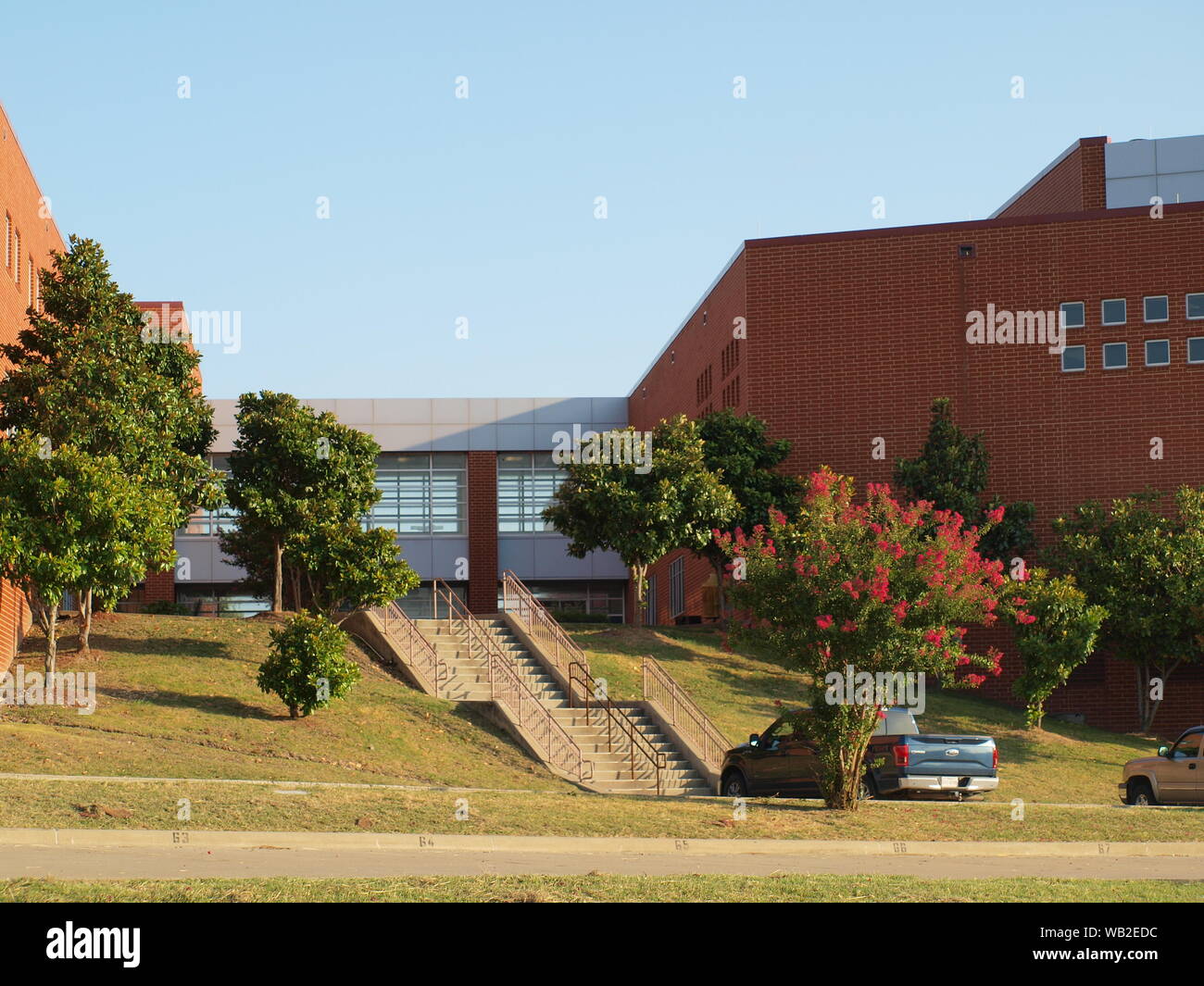 Newer,grande,on-a-Collina Alta Scuola con calcio, calcio, baseball Foto Stock