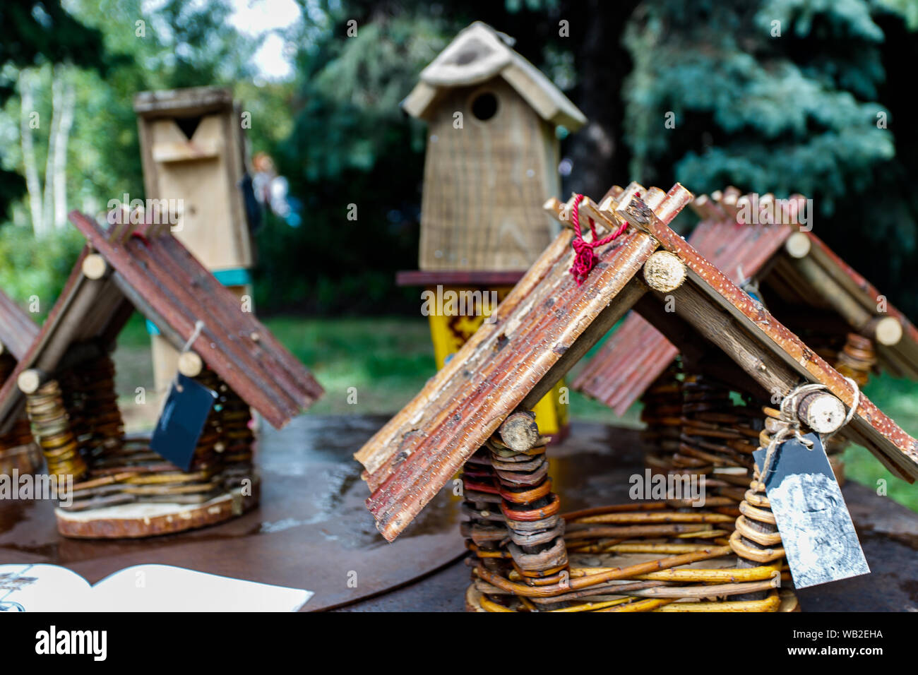 Diversi bellissimi e comodi bird alimentatori realizzati di materiali naturali Foto Stock