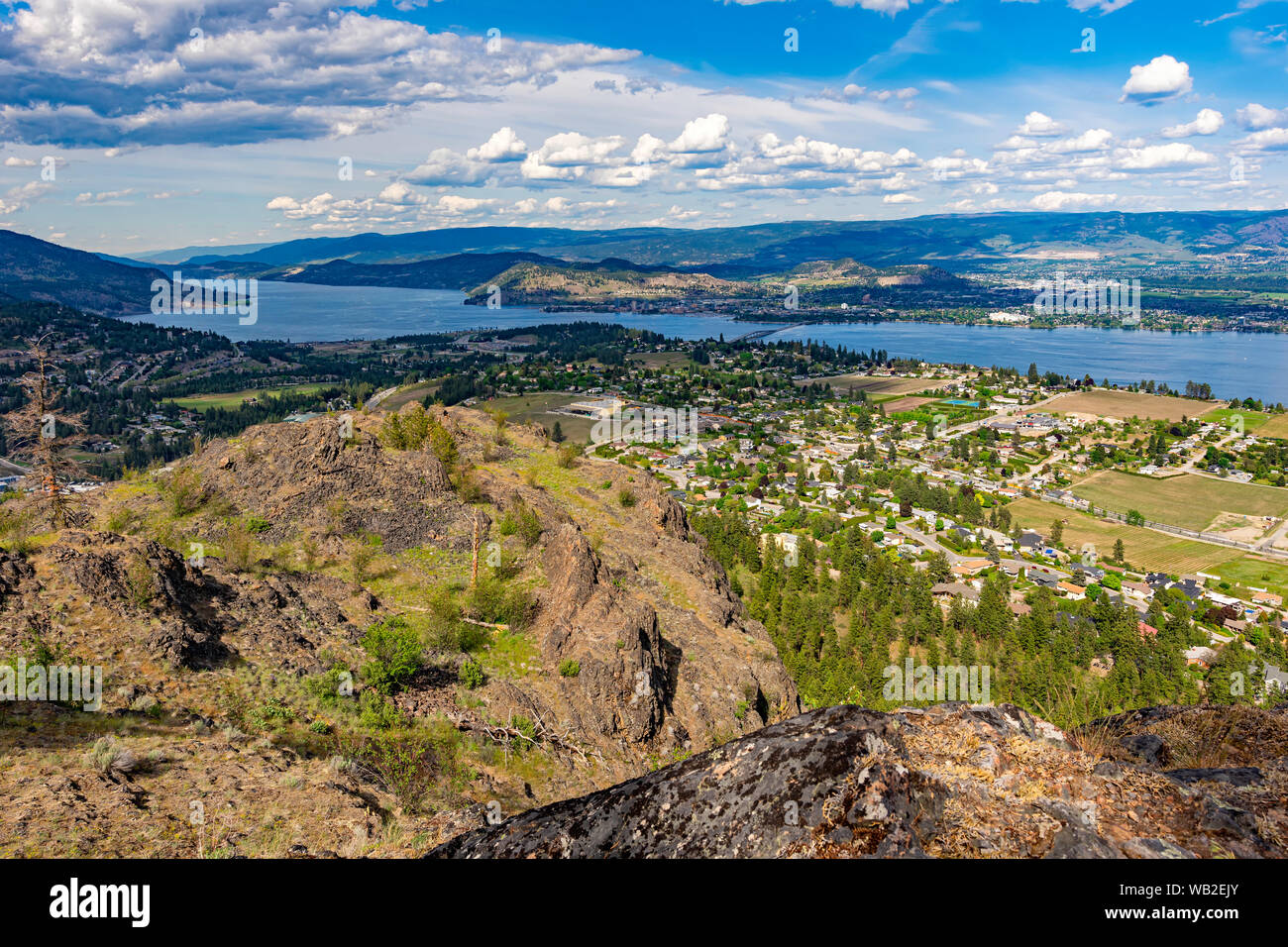 Una vista della Skyline di Kelowna, Lago Okanagan e il William R Bennett ponte dal Monte Boucherie in West Kelowna British Columbia Canada nel summ Foto Stock