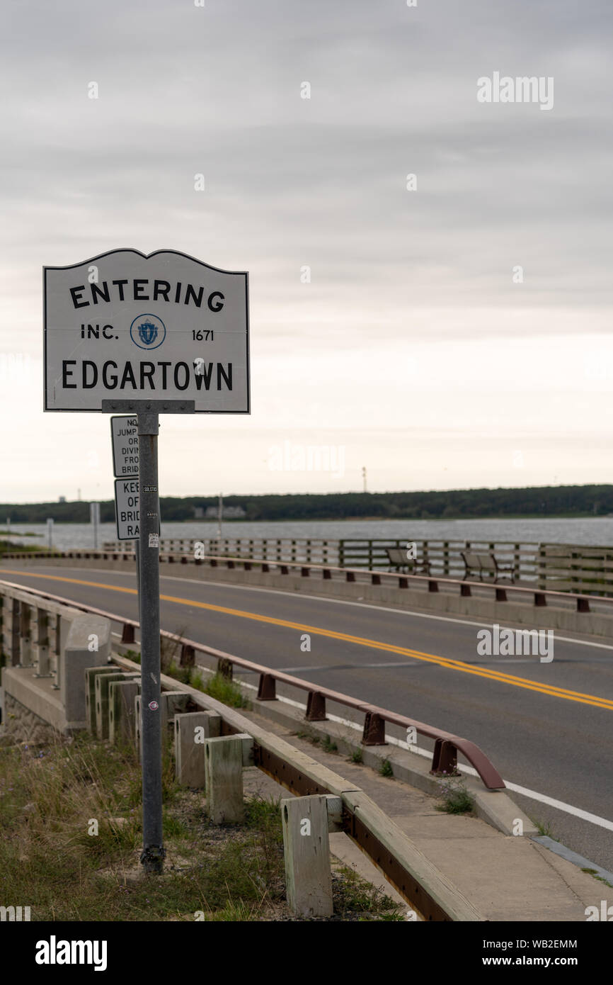 I cartelli stradali in Marthas Vineyard mostra il modo di Edgartown Foto Stock