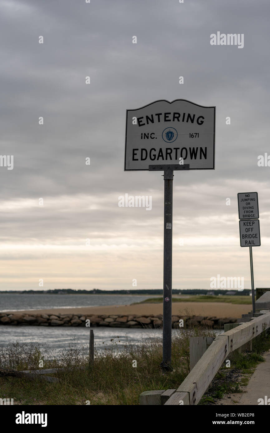 I cartelli stradali in Marthas Vineyard mostra il modo di Edgartown Foto Stock