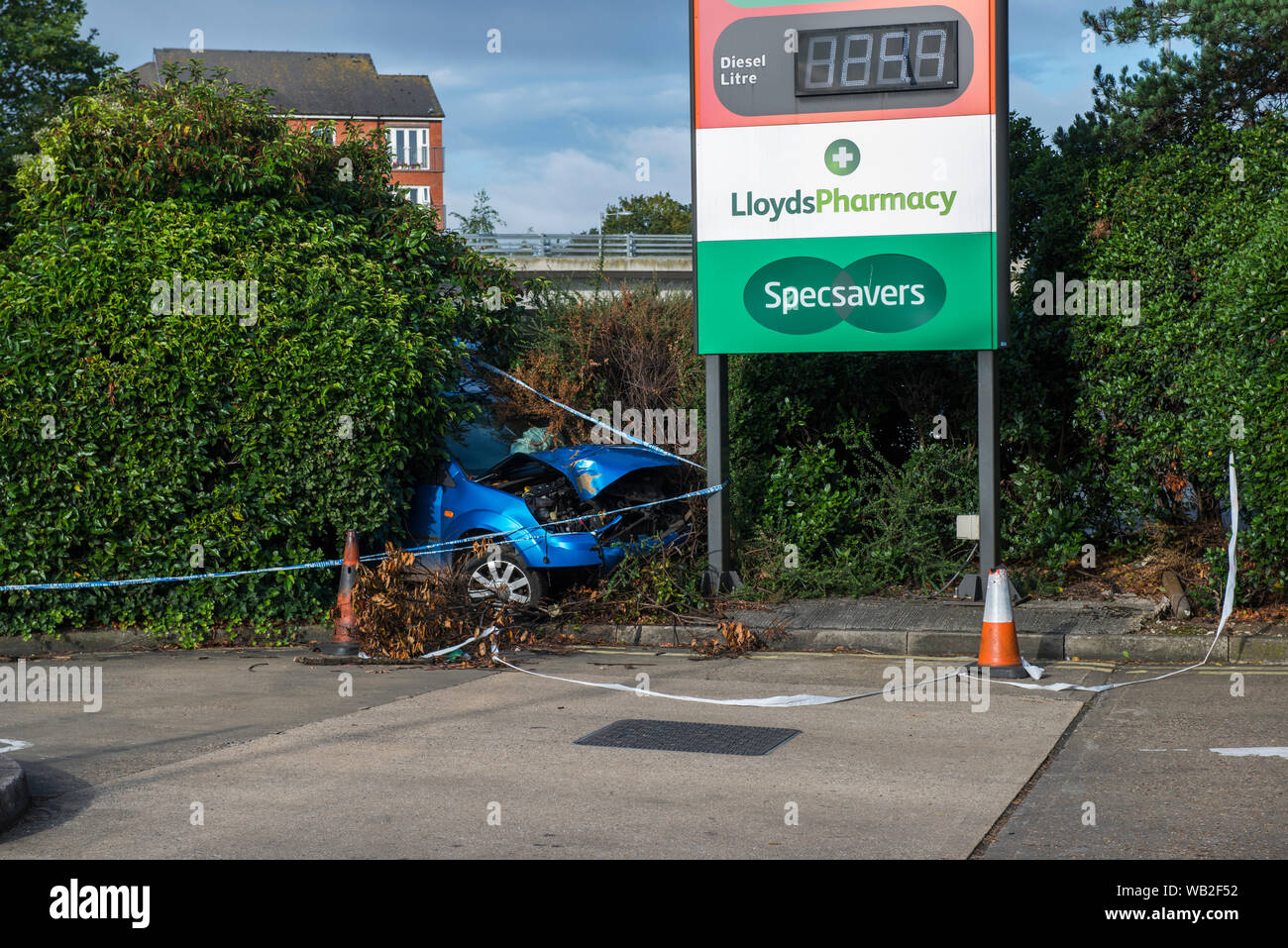 "Should sono andati a Specsavers' un appropriato la didascalia di una vettura si è schiantato a Sainsbury's stazione di benzina in Dunstable, Bedfordshire, Regno Unito. Foto Stock