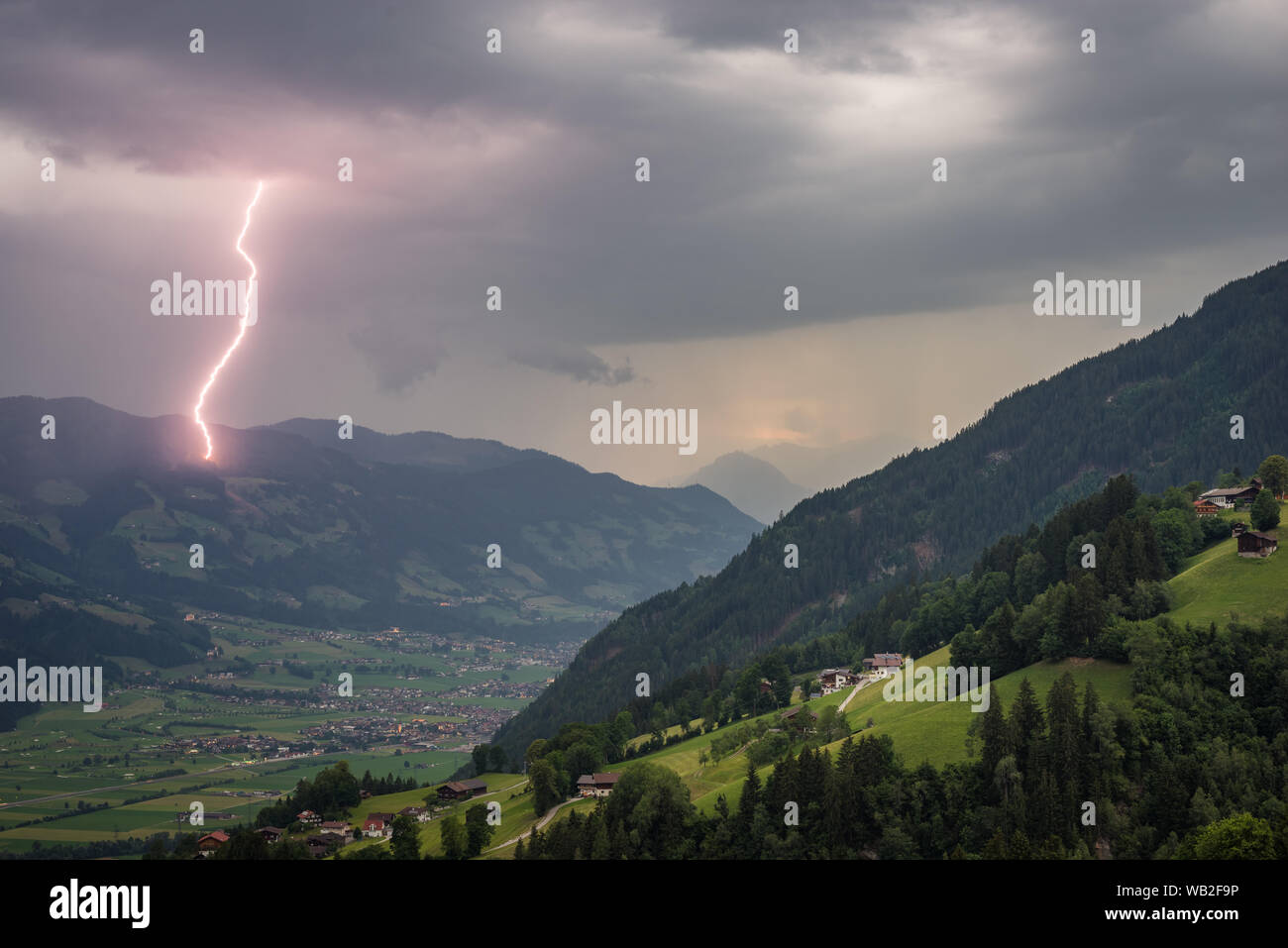 Un fulmine di giorno colpisce le montagne delle Alpi in Tirolo, Austria Foto Stock