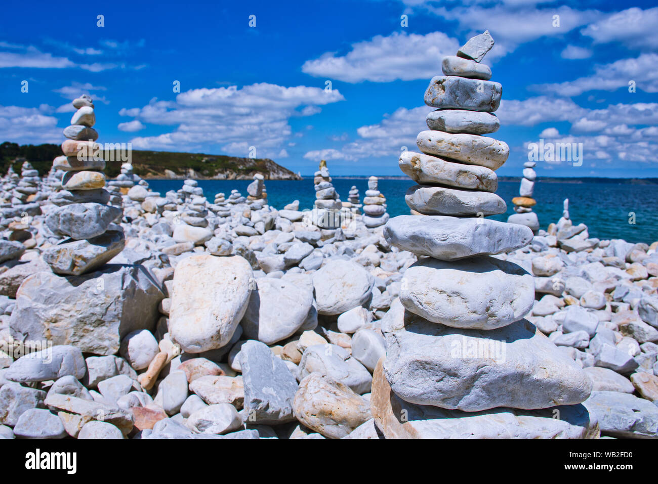 Costa di Camaret-sur-Mer in Francia con un sacco di torri di pietra Foto Stock